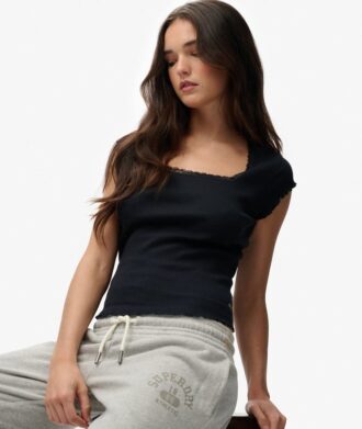 Athletic Essentials Top met vierkante hals