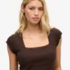 Athletic Essentials Top met vierkante hals Athletic Essentials Top met vierkante hals