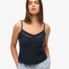 Cami-top met knoopsluiting en kant Cami-top met knoopsluiting en kant