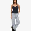 Cami-top met knoopsluiting en kant Cami-top met knoopsluiting en kant
