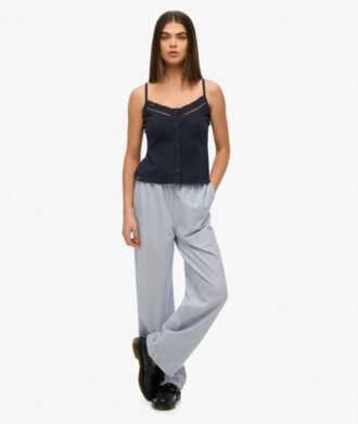 Cami-top met knoopsluiting en kant