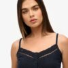 Cami-top met knoopsluiting en kant Cami-top met knoopsluiting en kant