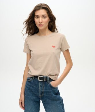 Essential Logo T-shirt met getailleerde pasvorm