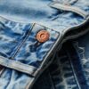 Jeans met wijde pijpen en onafgewerkte zoom Jeans met wijde pijpen en onafgewerkte zoom
