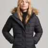 Lange, licht gewatteide Puffer-Puffer-Jacke mit Hooded-Capuchon aus Imitatbont Lange, licht gewatteide Puffer-Puffer-Jacke mit Hooded-Capuchon aus Imitatbont