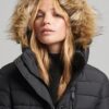 Lange, licht gewatteide Puffer-Puffer-Jacke mit Hooded-Capuchon aus Imitatbont Lange, licht gewatteide Puffer-Puffer-Jacke mit Hooded-Capuchon aus Imitatbont