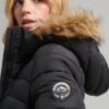 Lange, licht gewatteide Puffer-Puffer-Jacke mit Hooded-Capuchon aus Imitatbont Lange, licht gewatteide Puffer-Puffer-Jacke mit Hooded-Capuchon aus Imitatbont