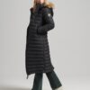 Lange, licht gewatteide Puffer-Puffer-Jacke mit Hooded-Capuchon aus Imitatbont Lange, licht gewatteide Puffer-Puffer-Jacke mit Hooded-Capuchon aus Imitatbont