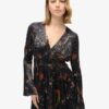 Midi-jurk met jacquard en uitlopende mouwen Midi-jurk met jacquard en uitlopende mouwen