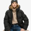 Sportief pufferjack met capuchon en halflange pasvorm