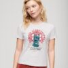 Superdry X Komodo Globetrotter getailleerd T-shirt Superdry X Komodo Globetrotter getailleerd T-shirt