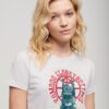Superdry X Komodo Globetrotter getailleerd T-shirt Superdry X Komodo Globetrotter getailleerd T-shirt