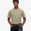 T-shirt met contrasterende stiksels op de zak
