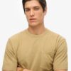 T-shirt met contrasterende stiksels op de zak