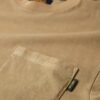 T-shirt met contrasterende stiksels op de zak