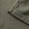 T-shirt met contrasterende stiksels op de zak