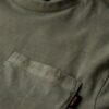 T-shirt met contrasterende stiksels op de zak