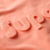 T-shirt met reliëflogo en relaxte pasvorm