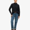 Trui met hoge hals en kabelpatroon uit gebreide kleding